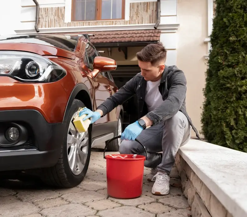 Lavage auto à domicile Mézières-sur-Seine : professionnel intervenant sur un véhicule